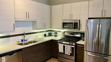 Frigorifero, microonde, forno, piano cottura