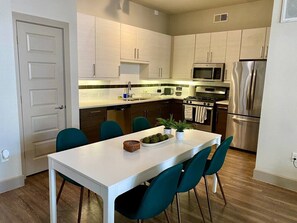 Fridge, microwave, oven, stovetop - Vargos Long-term Gym pool 2/2 King fully equipped (Houston)