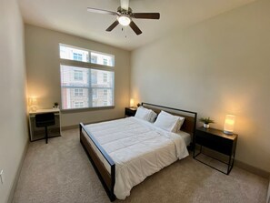 1 Schlafzimmer, Schreibtisch, Bügeleisen/Bügelbrett, Reisekinderbett