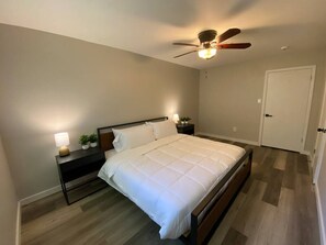 3 quartos, escrivaninha, ferros/tábuas de passar roupa, berço de viagem