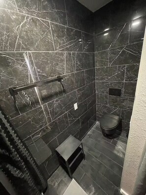 Ducha, toallas, papel higiénico