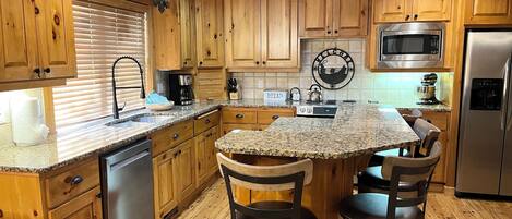 冰箱、微波炉、烤箱、炉灶