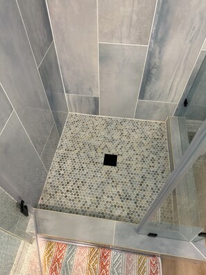 Shower, hair dryer, towels, soap - “Toes in the Water” beachfront house 4bed/3bath sleeps 12 on pedestrian beach (Freeport)