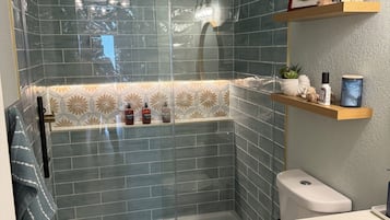 Ducha, secador de pelo, toallas y jabón