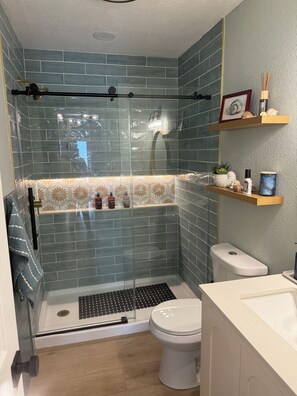 Douche, sèche-cheveux, serviettes fournies, savon
