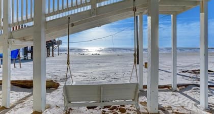 “Toes in the Water” beachfront house 4bed/3bath sleeps 12 on pedestrian beach
