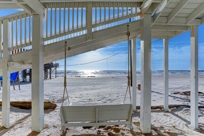 “Toes in the Water” beachfront house 4bed/3bath sleeps 12 on pedestrian beach