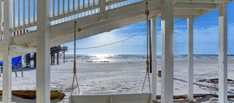 “Toes in the Water” beachfront house 4bed/3bath sleeps 12 on pedestrian beach