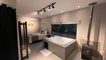 Phòng, quang cảnh vườn | Bàn, khu vực làm việc phù hợp cho laptop