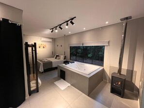 Habitación, vista al jardín | Escritorio, espacio para trabajar con laptop y wifi gratis 