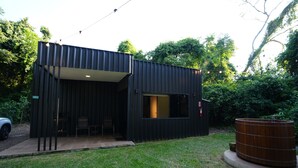 A modern, compact building with a flat roof and a large window. - Rastro Cabins (Restinga Sêca)
