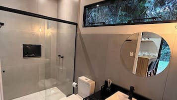 Quarto, ar-condicionado, vista para o jardim | Banheiro | Produtos de toalete grátis, secador de cabelo, toalhas de banho