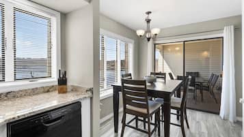Apartment, Mehrere Betten, Balkon (Stillwater Retreat) | Speisen