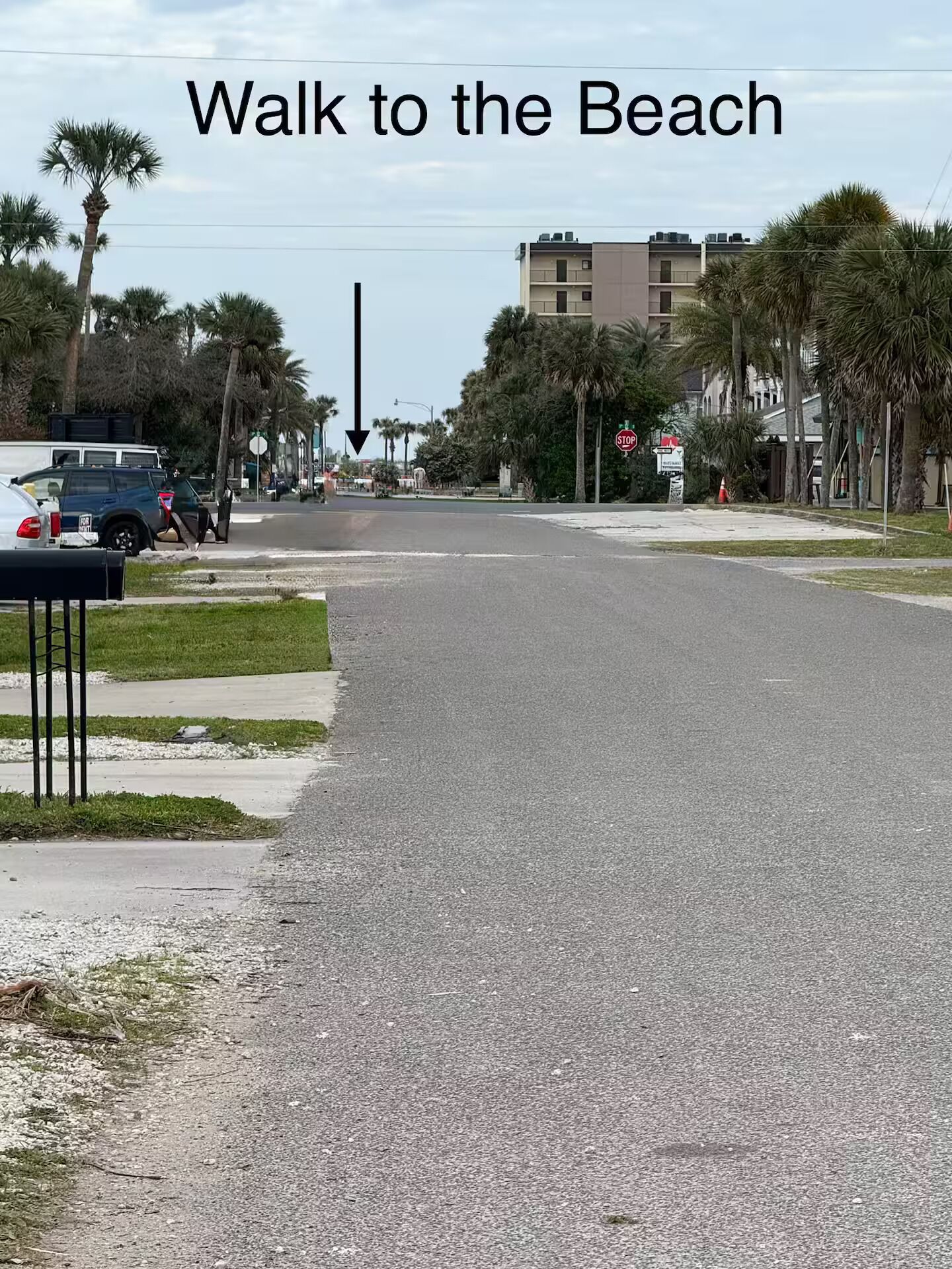 Short walk to the beach, restaurants, shops, coffee, etc!