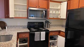 Coffee/tea maker, fridge, microwave, oven