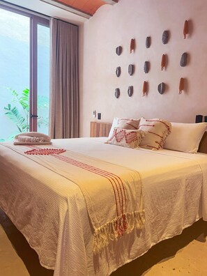 Loftsrom – standard, terrasse | Safe på rommet, blendingsgardiner, wi-fi (inkludert) og sengetøy