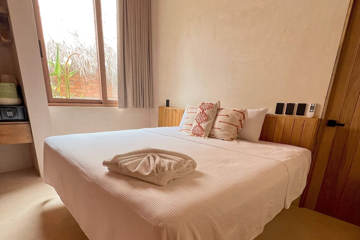 Loft luxo, 2 quartos, piscina particular | 2 quartos, cofres nos quartos, cortinas blackout, Wi-Fi de cortesia