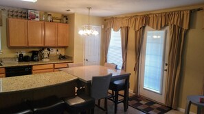 Dining - Charming 4-bedroom house with AC, WiFi in awesome Baytown. (Baytown)