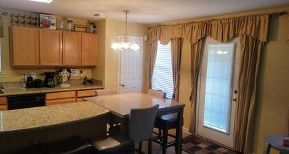 Charming 4-bedroom house with AC, WiFi in awesome Baytown.