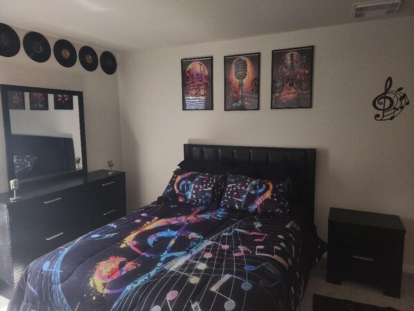 4 bedrooms, iron/ironing board, WiFi, bed sheets - Charming 4-bedroom house with AC, WiFi in awesome Baytown. (Baytown)