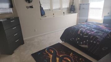4 bedrooms, iron/ironing board, WiFi, bed sheets