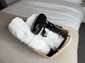 Deep soaking tub, hair dryer, towels - Birmingham City Centre Luxury Flat (Birmingham)