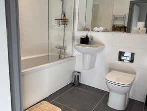 Deep soaking tub, hair dryer, towels - Birmingham City Centre Luxury Flat (Birmingham)