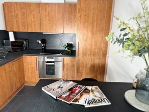 Apartment | Private kitchen | Fridge, microwave, oven, stovetop - Birmingham City Centre Luxury Flat (Birmingham)