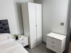 1 dormitorio, tabla de planchar con plancha, wifi gratis y ropa de cama