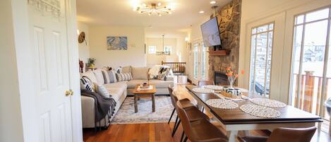 Smart TV, chimenea y libros