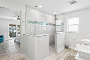 Een douche, een haardroger, handdoeken, zeep