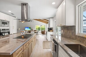 Geladeira, micro-ondas, fogão, cooktop