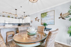 Condo, nhiều giường (Gulf Place Caribbean 313- Sunsets on ) | Khu ăn uống