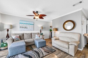 Condo, nhiều giường (Gulf Place Caribbean 313- Sunsets on ) | Khu phòng khách