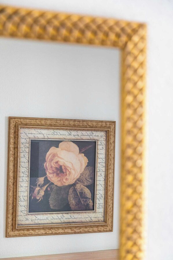 A framed picture of a rose on a wall. - Apartment Cosy -1br-4p- Geneve (Geneva)