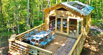 Anastasia’s Domain 3 Treehouse, Farm stay, off grid cabin in a beautiful forest!