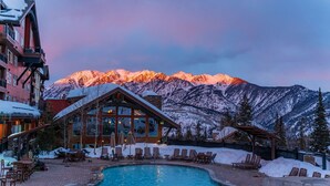 A resort with a pool, lounge chairs, and a mountain backdrop. - Alpine Luxury | Engineer Mtn View | Pool & Hot Tub (Durango)