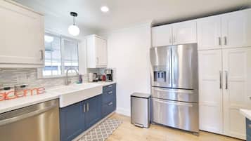 House, Garden View (4 Bedrooms) | Private kitchen | Microwave, oven, stovetop, coffee/tea maker