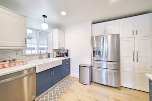 House, Garden View (4 Bedrooms) | Private kitchen | Microwave, oven, stovetop, coffee/tea maker - @ Marbella Lane - Vibrant 4BR RWC Ldry + P (Redwood City)