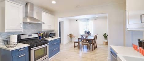 Huis (4 Bedrooms) | Privékeuken | Een microgolfoven, een oven, een kookplaat