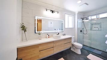 Casa, vista al jardín (4 Bedrooms) | Baño | Toallas, jabón, shampoo, papel de baño