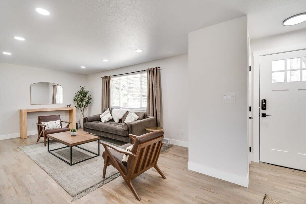 House (4 Bedrooms) | Living room | 43-inch flat-screen TV with cable channels, table football