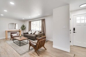 House (4 Bedrooms) | Living room