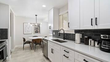 Maison (4 Bedrooms) | Cuisine privée | Micro-ondes, four, machine à expresso, cafetiÚre/bouilloire