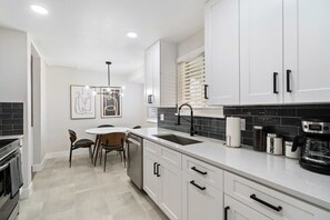 하우스 (4 Bedrooms) | 전용 주방 | 전자레인지, 오븐, 에스프레소 메이커, 커피/티 메이커