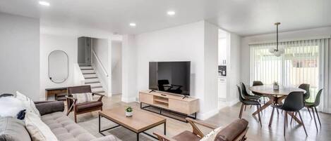 Casa (4 Bedrooms) | Área de sala de estar | Televisión de pantalla plana de 43 pulgadas con canales por cable