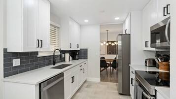 Casa (4 Bedrooms) | Cocina privada | Microondas, horno, cafetera y tetera y tetera eléctrica