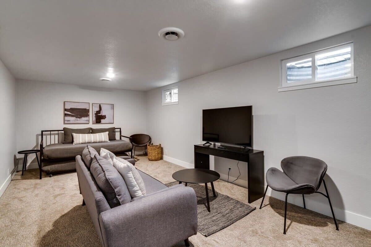 House (4 Bedrooms) | Living room | 43-inch flat-screen TV with cable channels, table football