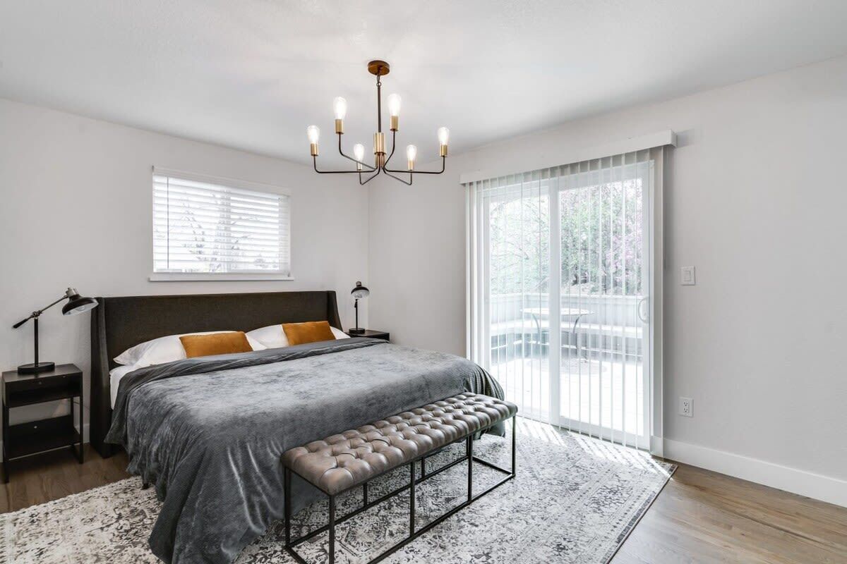 4 عدّة غرف نوم ومكتب ومساحة عمل للكمبيوتر المحمول ومكواة/لوح كي