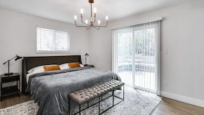 Hus - utsikt mot trädgården (4 Bedrooms)
